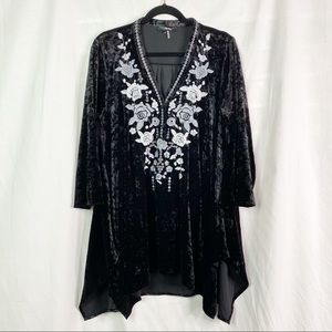 Andree by Unit Monochromatic Gray Floral Embroidered Black Velvet Tunic Lg